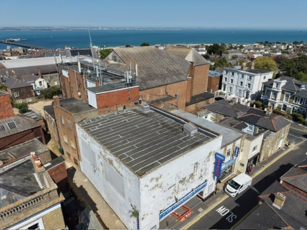 Lot: 32 - LONG LEASEHOLD TOWN CENTRE COMMERCIAL INVESTMENT - Looking from the South West